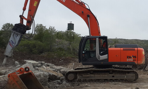Гусеничный экскаватор Hitachi ZX240-3 с гидромолотом
