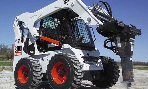 Аренда фронтального минипогрузчика Bobcat S300 с гидромолотом.
